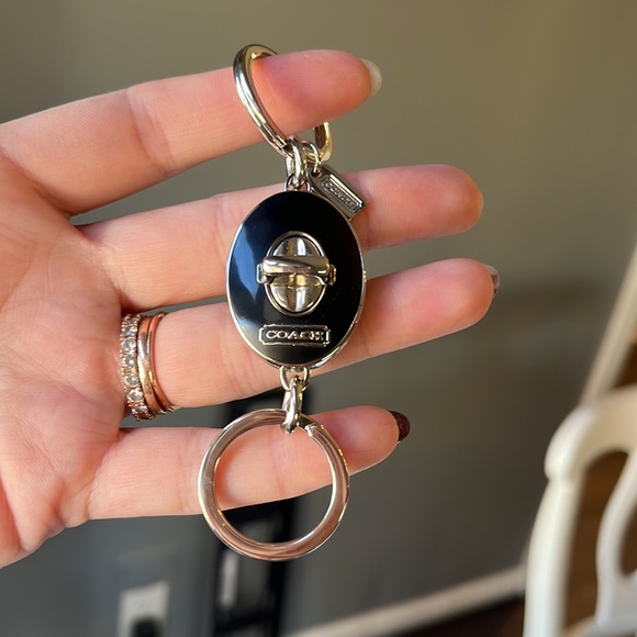 ✨NWOT Vintage Coach Valet Turnlock Keychain✨ - Picture 2 of 4